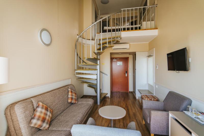 Junior Suite with Spa Access image 3