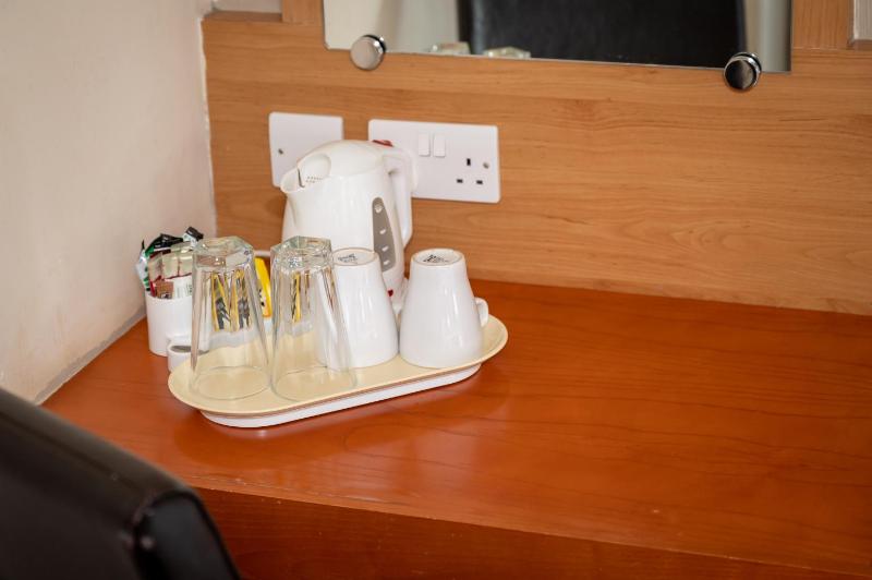 Twin Room image 4