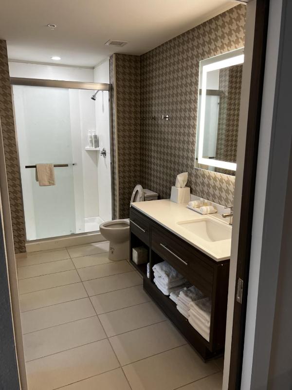 One-Bedroom Queen Suite with Two Queen Beds - Non-Smoking image 3