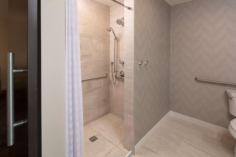 King Studio Suite with Roll-in Shower - Mobility Access image 3