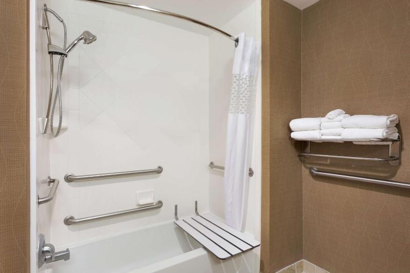 Queen Room with Two Queen Beds - Mobility Access/Non-Smoking image 2