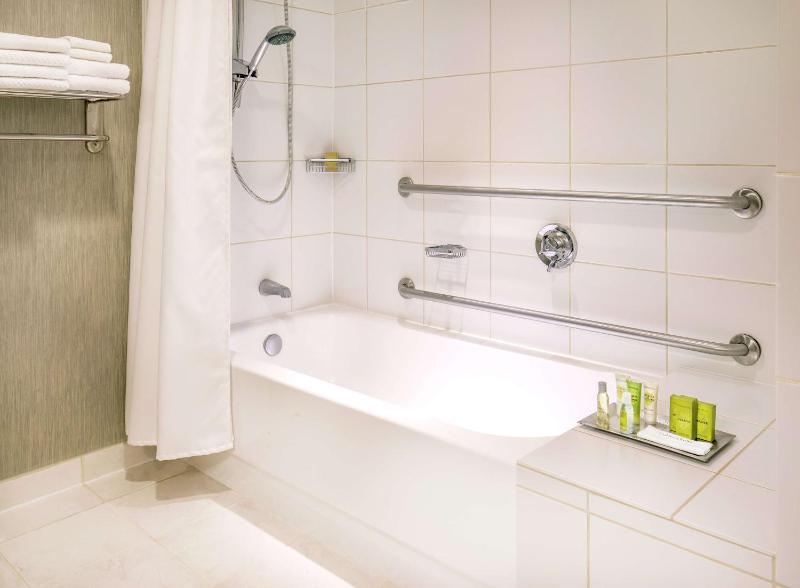 King Room with Bath Tub - Mobility Access image 2