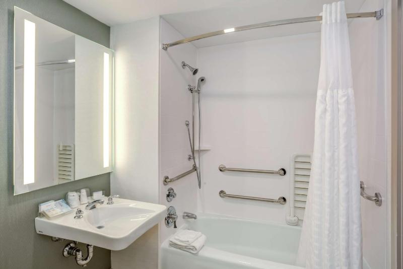 King Room with Accessible Tub - Mobility Access image 2