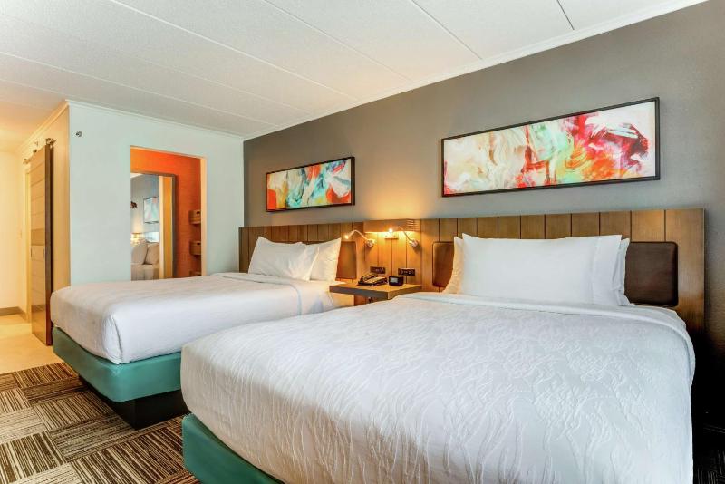 Queen Room with Two Queen Beds - Mobility Access image 4