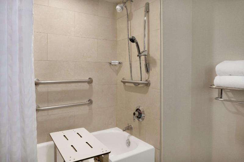 King Suite with Bath Tub - Disability Access/Non-Smoking  image 2