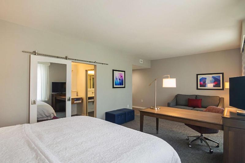King Suite - Non Smoking image 3