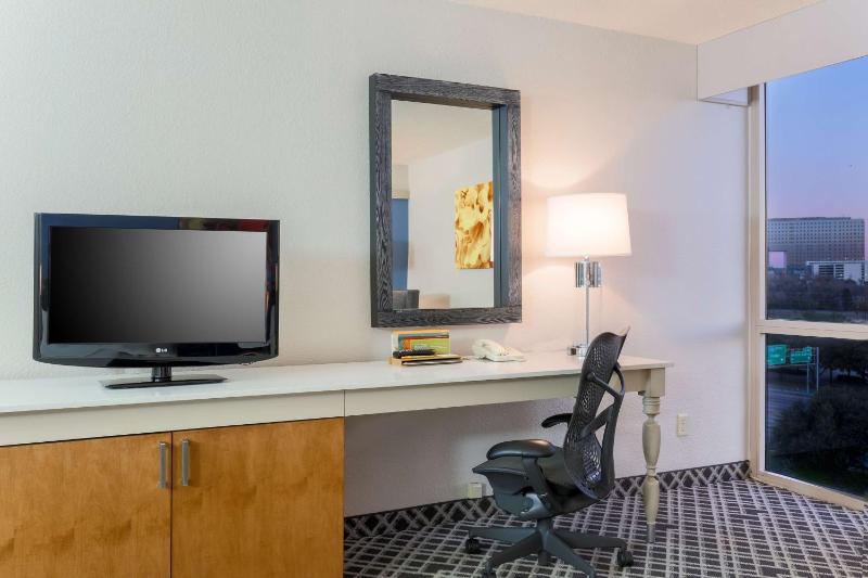 Deluxe Queen Room with Two Queen Beds image 4