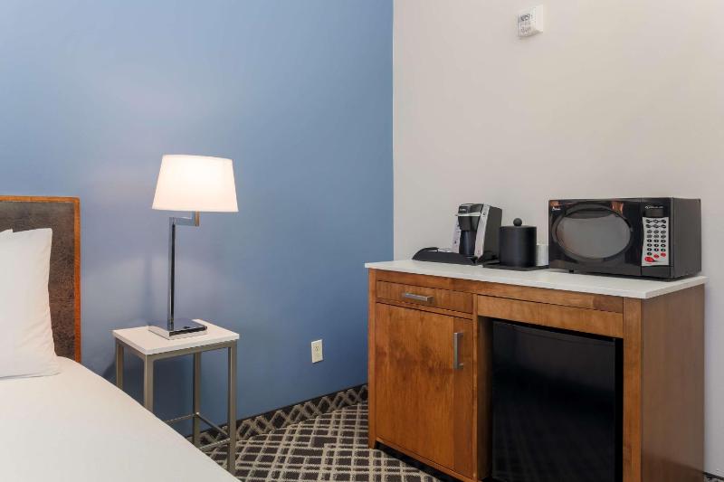 King Room with Tub - Mobility and Hearing Access image 3