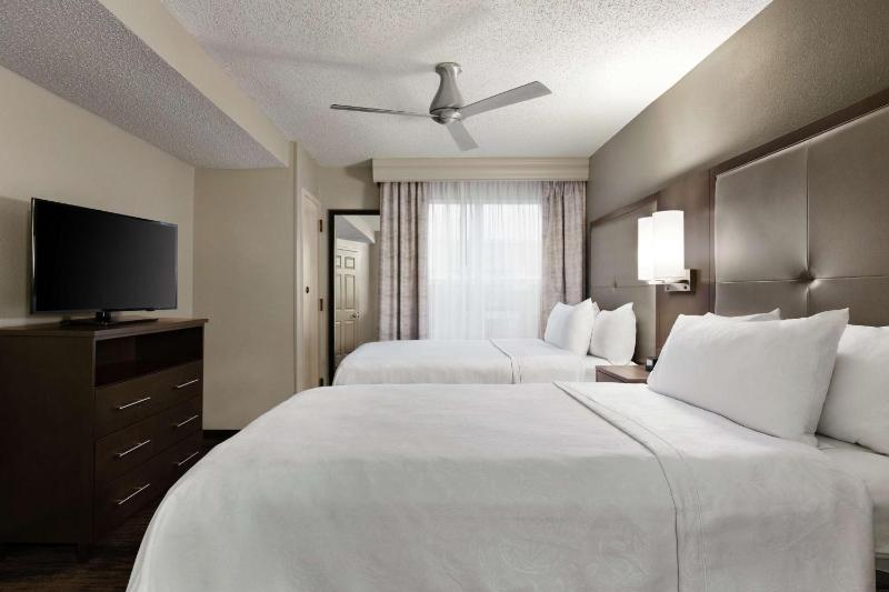 Suite with Two Double Beds and Bath Tub - Mobility and Hearing Access/Non-Smoking image 3