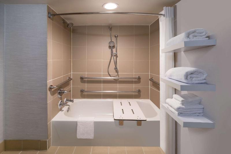 King Room with Bath Tub - Mobility Access image 2