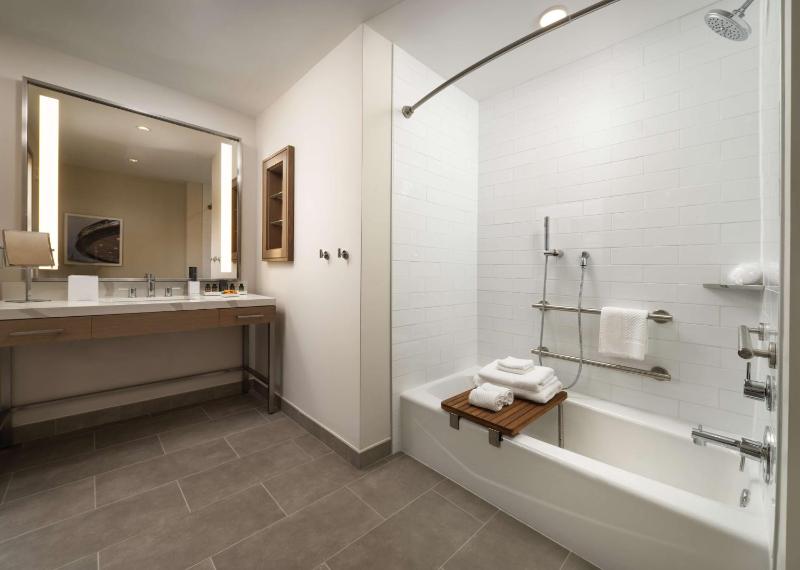 King Room with Mobility Accessible Tub image 2