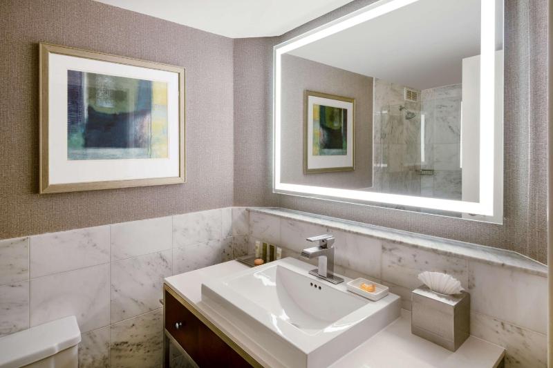 Junior King Suite with Sofa Bed image 4