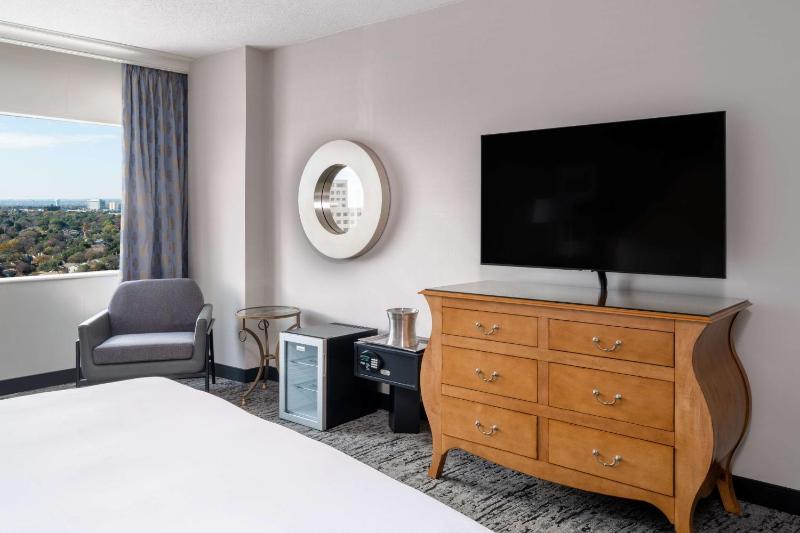 King Room with Tub - Mobility and Hearing Access image 2