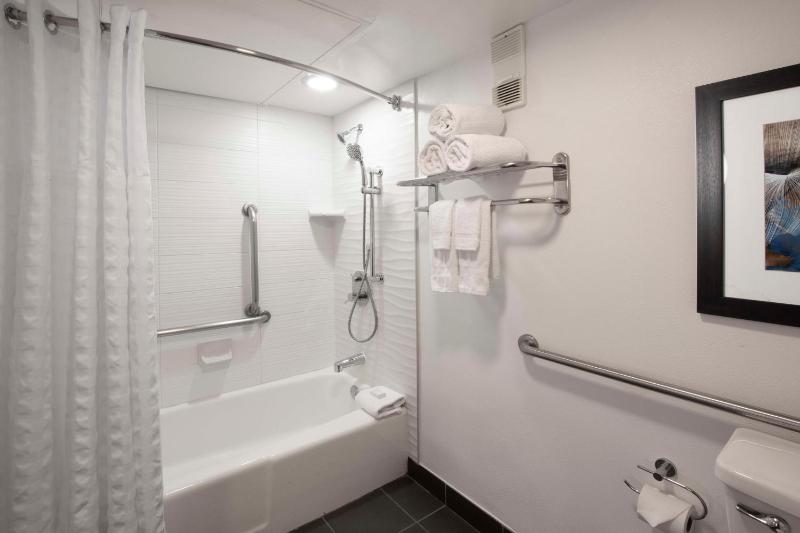 King Suite with Bath Tub - Mobility Access image 3