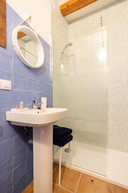 Twin Room with Private Bathroom image 4