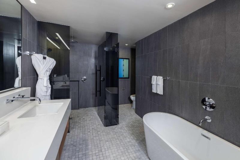 Deluxe King Room - Hearing Access image 3