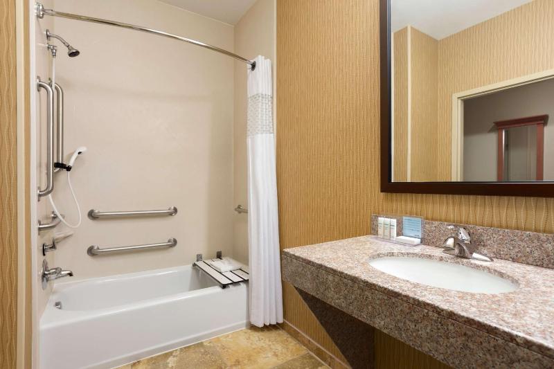 Queen Room with Two Queen Beds - Mobility Access/Non-Smoking image 2