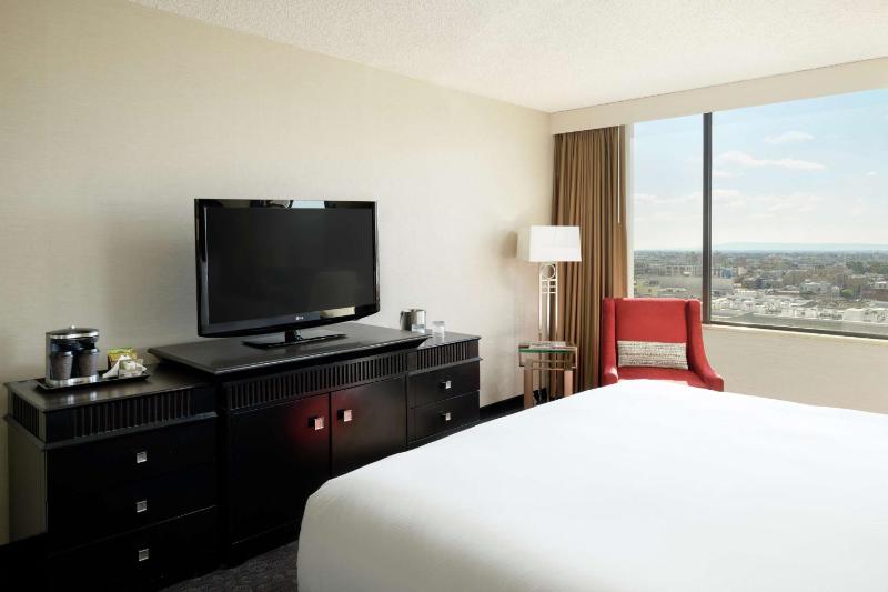 Standard King Room image 1