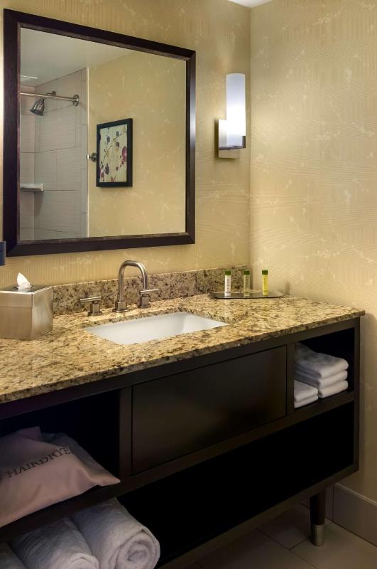 Standard King Room image 2