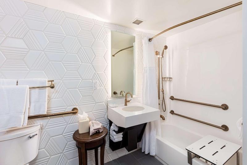 Queen Room with Two Queen Beds and Accessible Tub - Mobility Access image 2