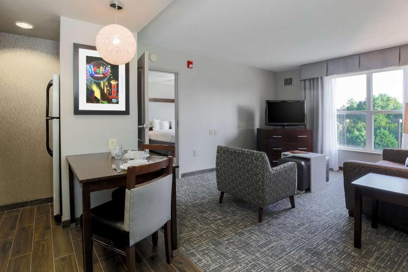 Deluxe One-Bedroom Suite - Non-Smoking image 3