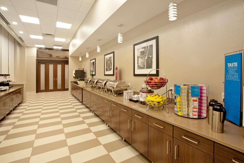 Hampton Inn & Suites Minneapolis/Downtown - image 12