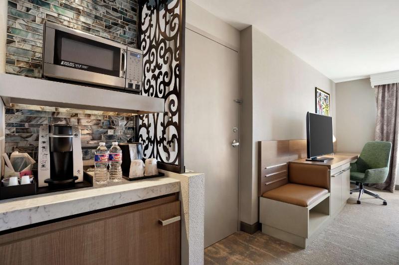 One-Bedroom King Suite image 4