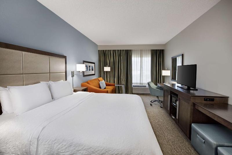 Deluxe King Room with Sofa Bed image 3