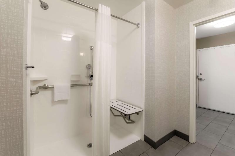 Hampton Inn & Suites Pittsburgh-Downtown - image 37