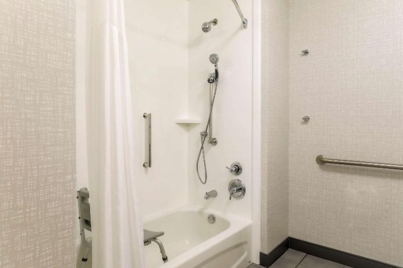 Hampton Inn & Suites Pittsburgh-Downtown - image 22