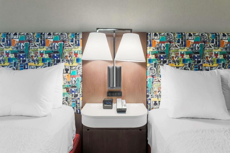 Hampton Inn & Suites Pittsburgh-Downtown - image 29