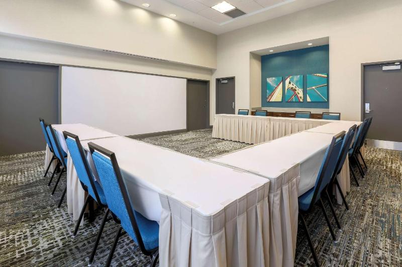 Hampton Inn & Suites Pittsburgh-Downtown - image 4