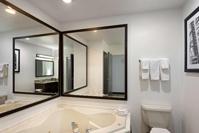 King Room with Poolside Patio and Whirlpool - Non-Smoking image 2
