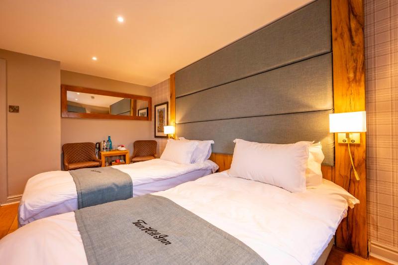 Twin Room with Private Bathroom image 1