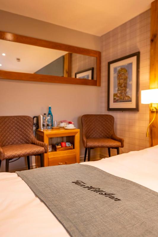 Twin Room with Private Bathroom image 4