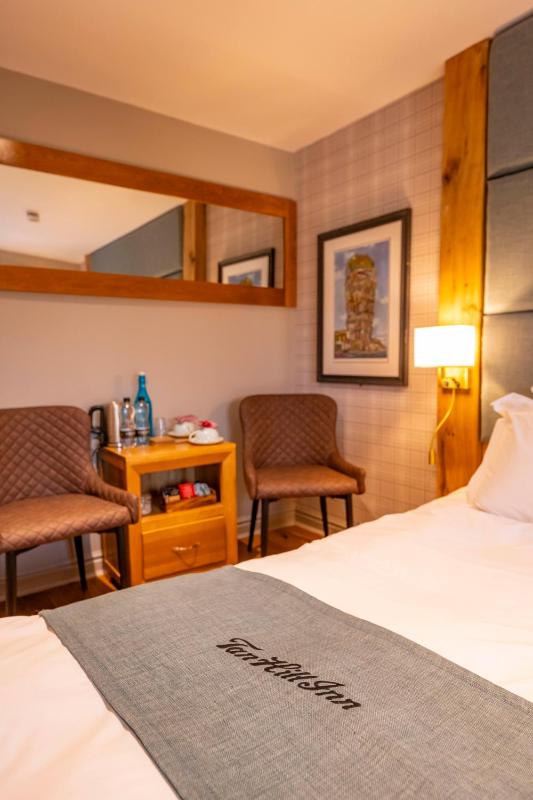 Twin Room with Private Bathroom image 3