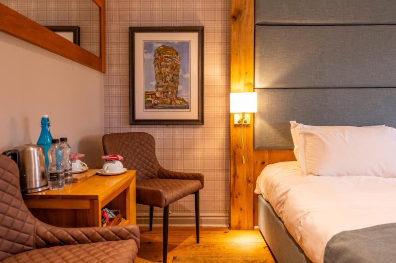 Twin Room with Private Bathroom image 2