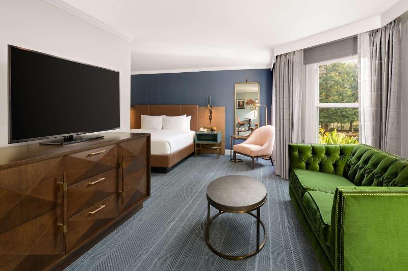 Junior King Suite with Seating Area image 4