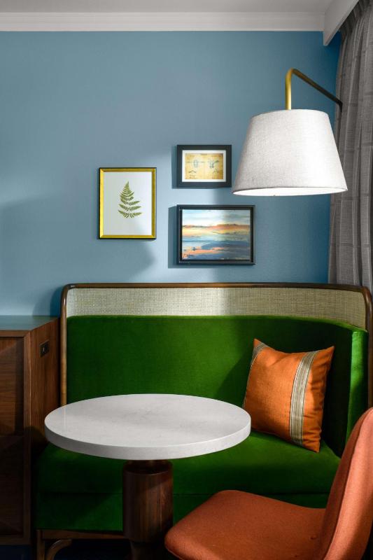 Deluxe King Room image 4