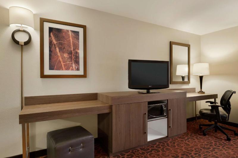 Room with Two Queen Beds - Non-Smoking image 1
