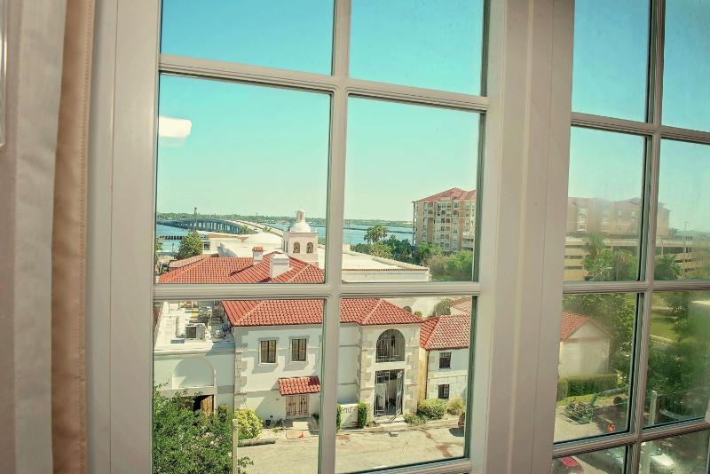 Hampton Inn & Suites Bradenton Downtown Historic District - image 30