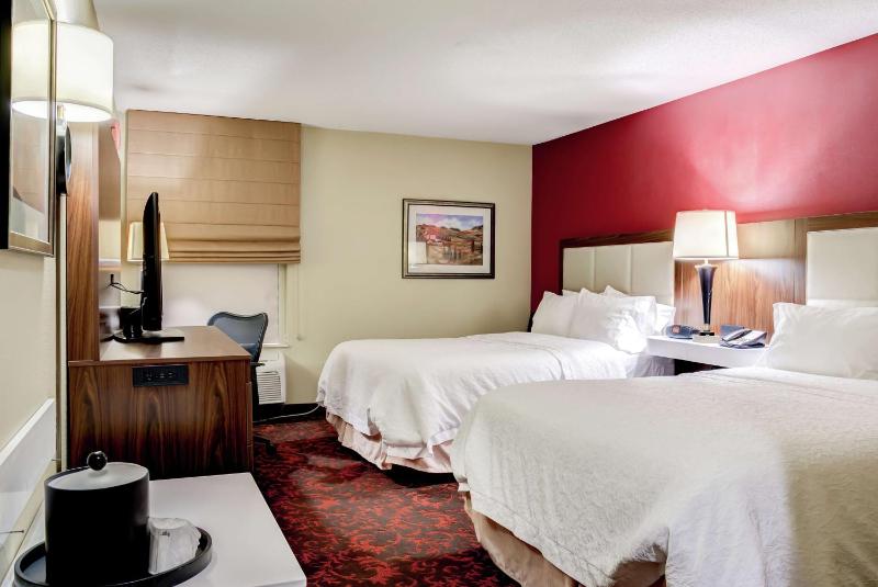 Queen Room with Two Queen Beds - Hearing Access/Non-Smoking image 1