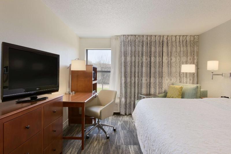 King Room with King Bed - Non-Smoking image 3
