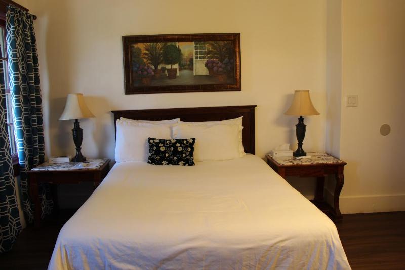 Queen Room image 4
