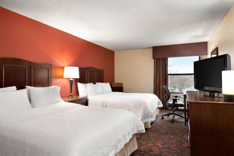 Queen Room with Two Queen Beds - Mobility Access/Non-Smoking image 4