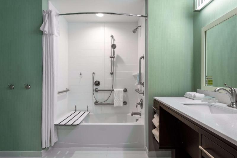 King Studio Suite with Bath Tub - Mobility Accessible image 2