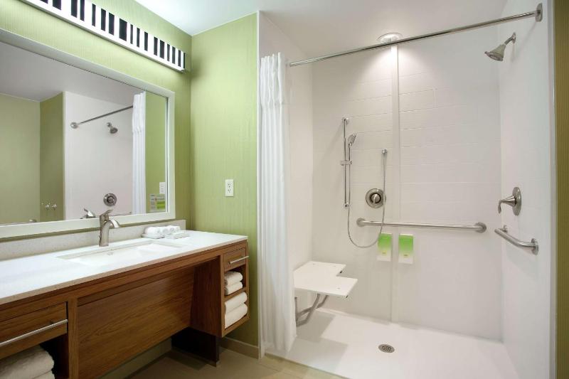 Queen Studio with Two Queen Beds - Mobility and Hearing Access/Non-Smoking image 2