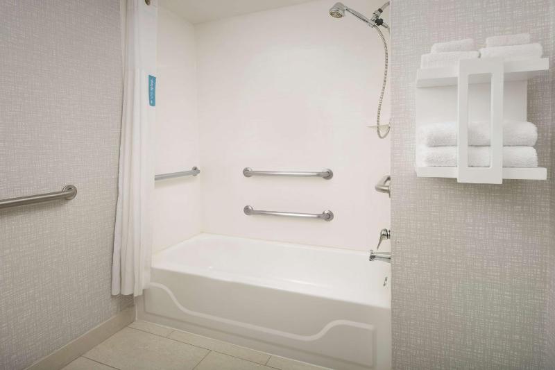 King Room with Accessible Tub - Mobility and Hearing Access/Non-Smoking image 2
