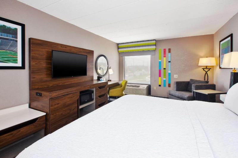 King Room with King Bed - Non-Smoking image 3