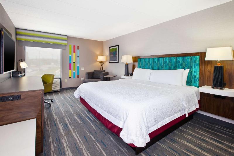 King Room with King Bed - Non-Smoking image 4